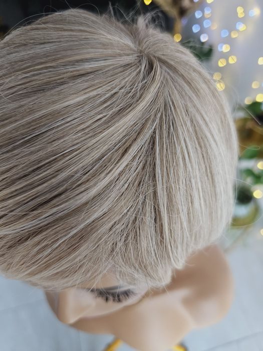 Krótka peruka blond KBS-13 naturalna fryzura