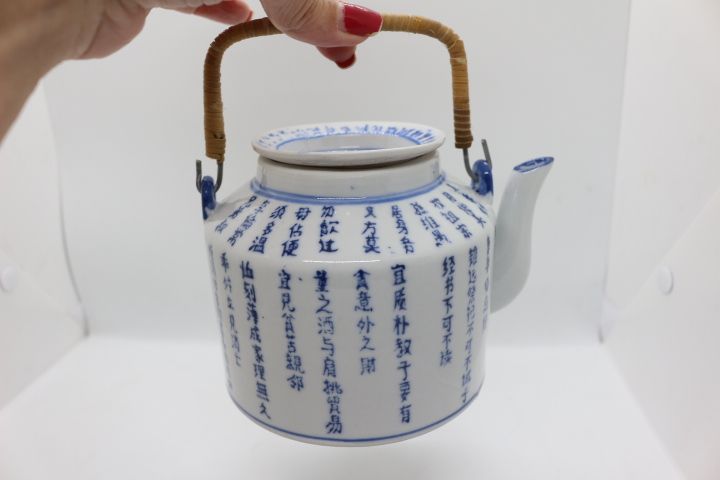 Bule em Porcelana Chinesa Decoração Azul com Caracteres XX