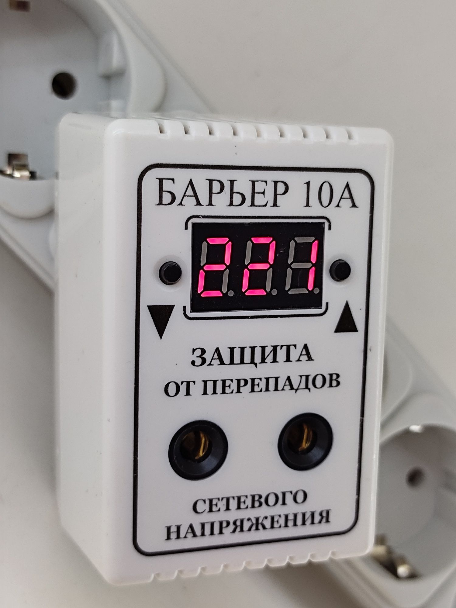 Реле барьер цифровой в розетку для защиты холодильника, аппаратуры 10А