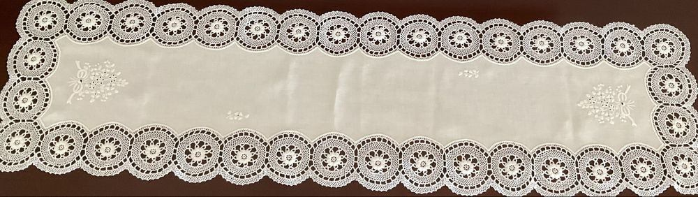 Centro de mesa em linho, bordado à mao, com renda manual linha 100.