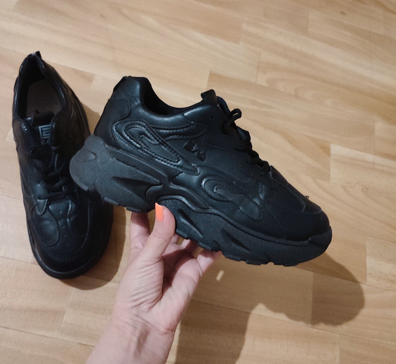 Продам кроссовки женские р 39