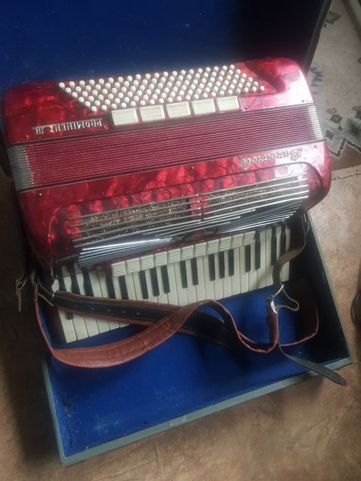 Barcarole акордеон. 120 басов. 11 рег. Немец.Отличное состояние. Чехол
