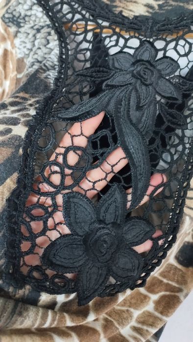 Blusa estampada com renda nas costas