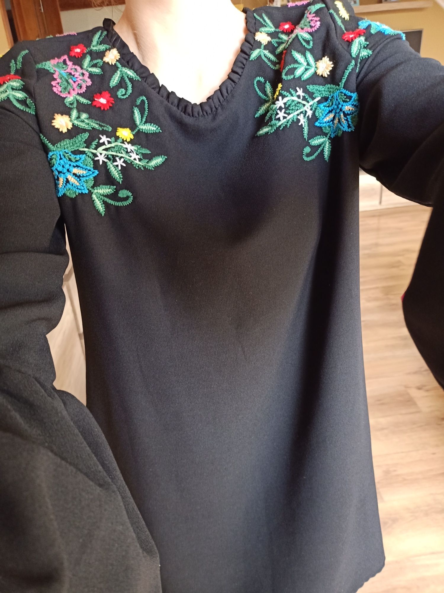 Czarna sukienka z wyszywanymi kwiatami, Zara, S