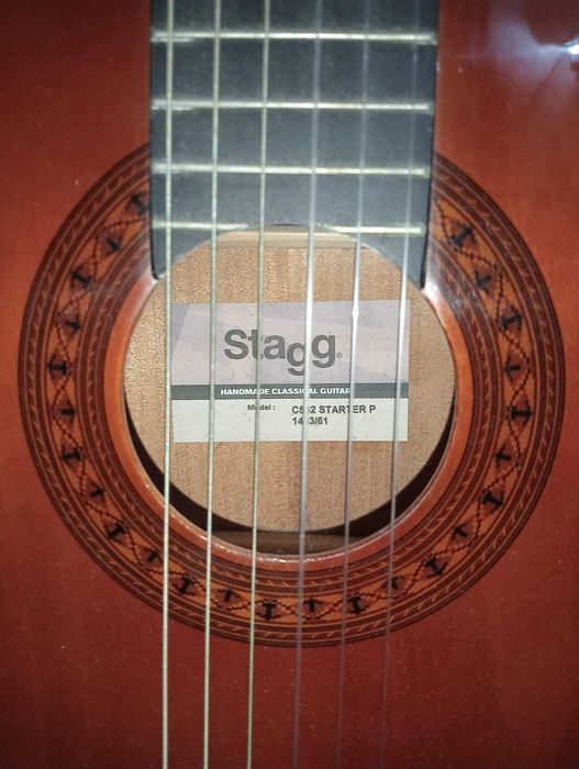 Guitarra Clássica castanha brilhante