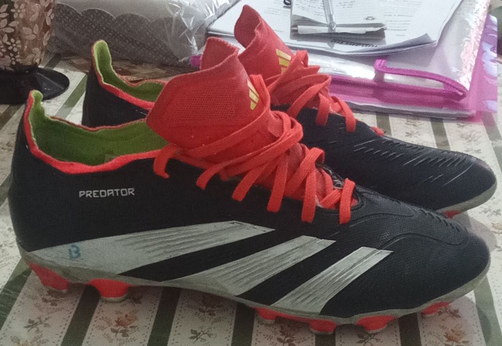 Chuteira Adidas predutor feague