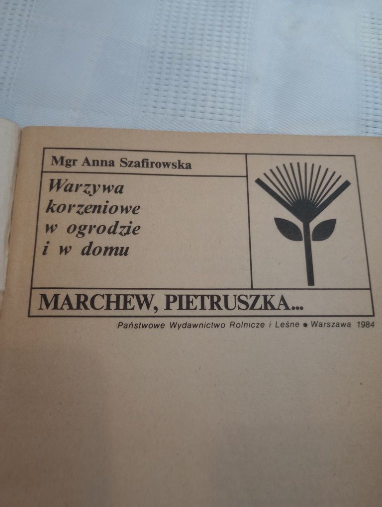 Marchew, pietruszka. Warzywa korzeniowe w ogrodzie i w domu.Szafirowsk