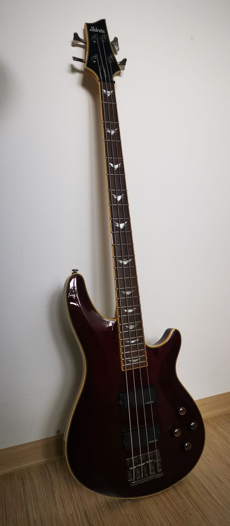 Gitara basowa Schecter Omen-4, orzech satyna