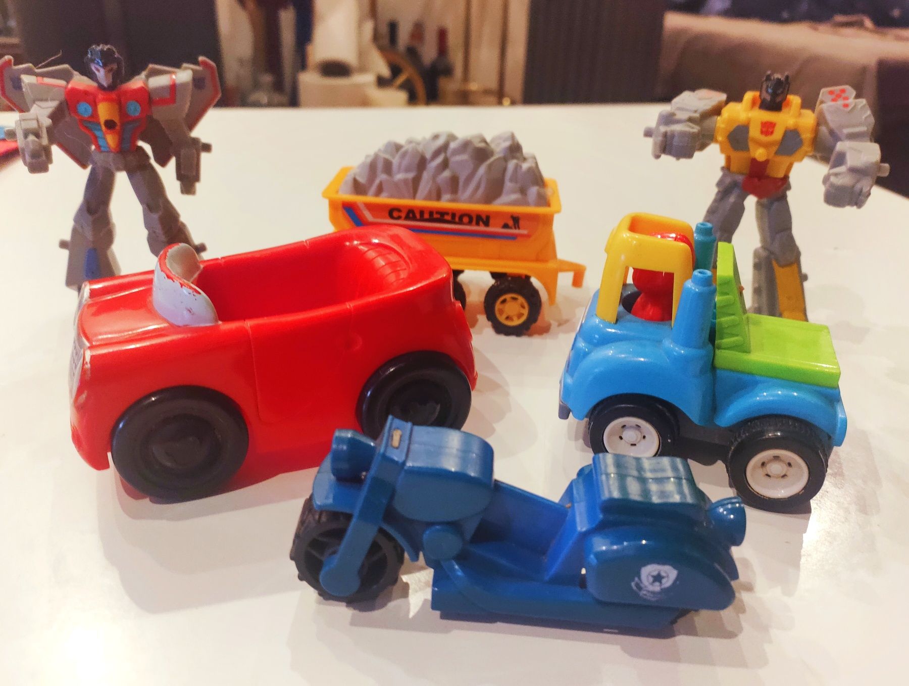 Auta i figurki/roboty i pojazdy zestaw zabawek jak na zdjęciu 6x