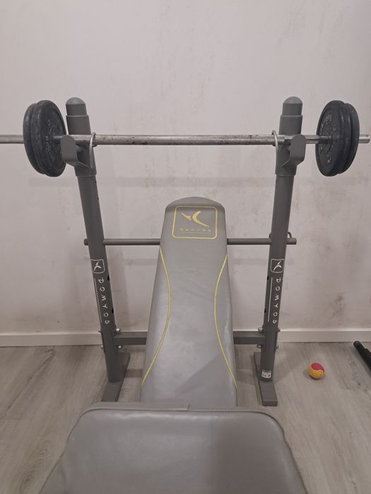 Banco de musculação com barra e pesos