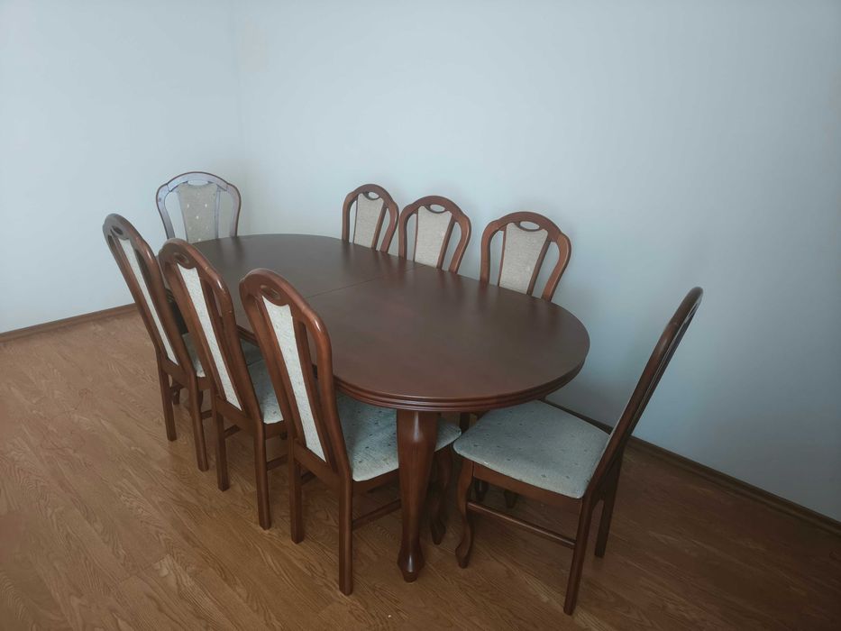 stół plus 8 krzeseł