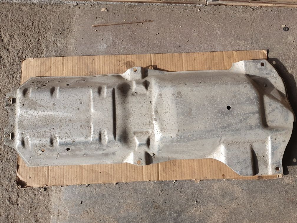 BMW  E30 Izolacja Termiczna Tłumika Wydechu Osłona Tunelu Środkowa