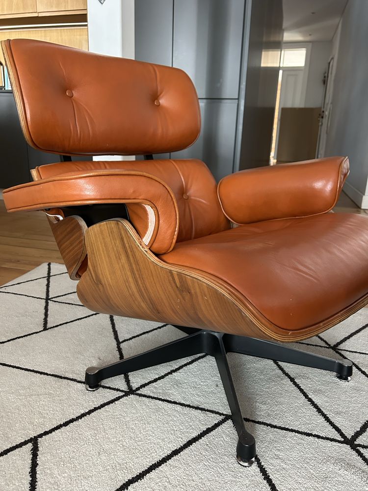 Cadeirão com repousa pés estilo “Eames Lounge chair”