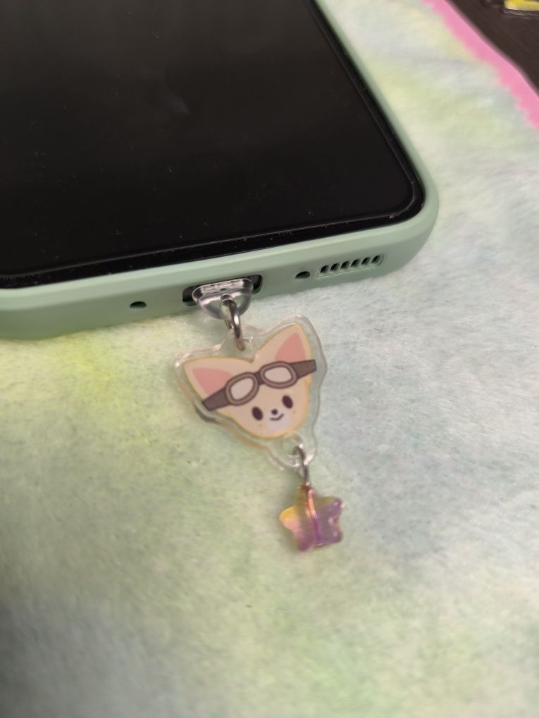 Stray Kids kolczyki + zaślepka USB + naklejki I.N.