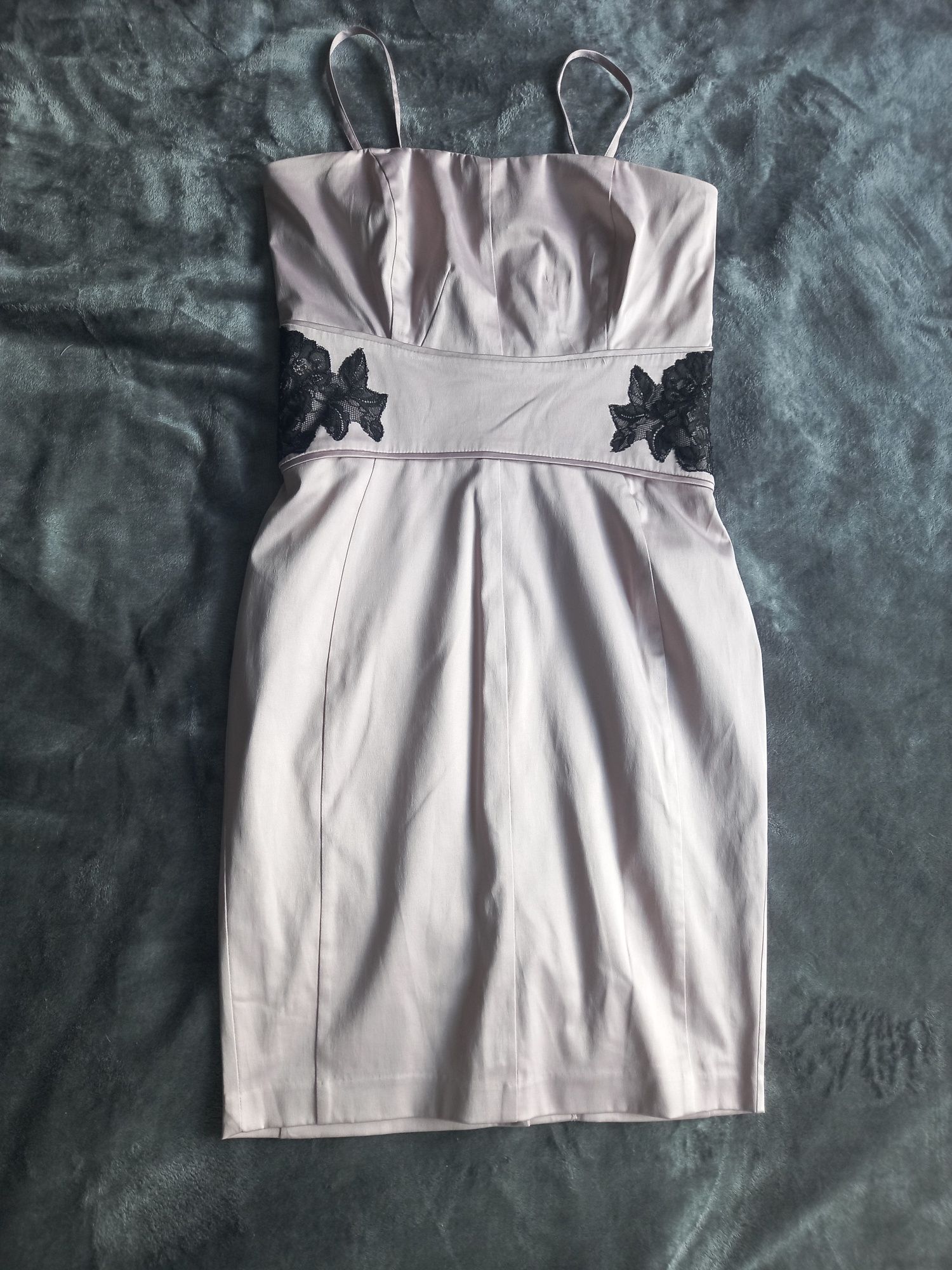 Sukienka ołówkowa elegancka z koronkowymi wstawkami na odczepianych ra