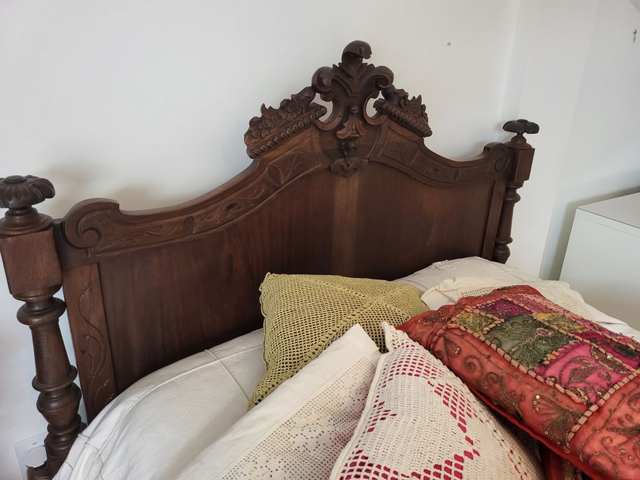 Cama antiga de madeira mogno maciço