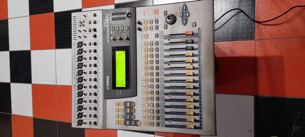 24-канальны цифровой микшер Yamaha 01 V