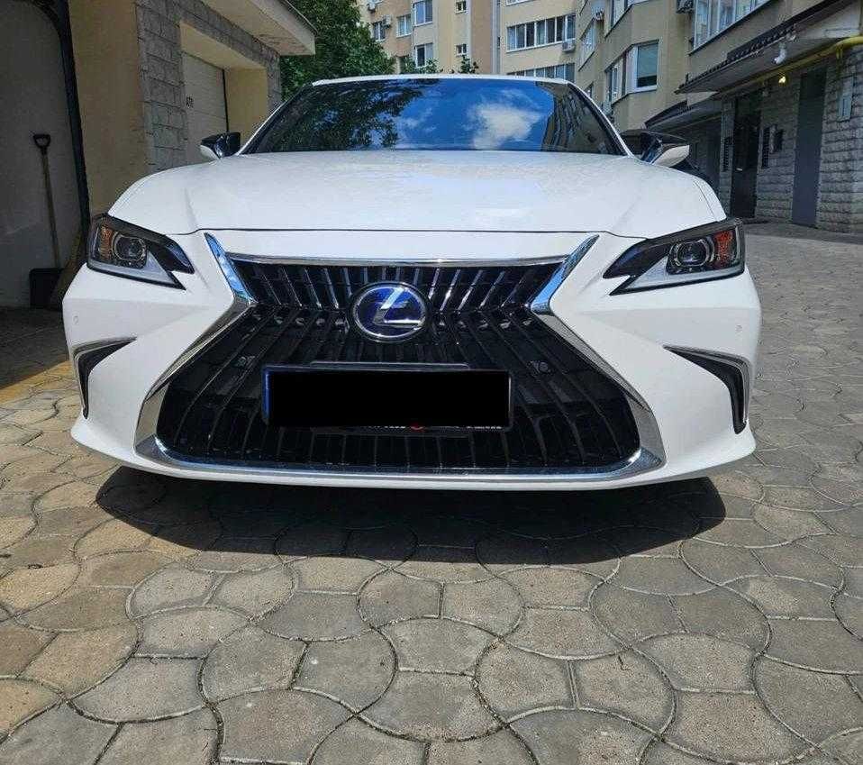 Lexus ES 2021 року
