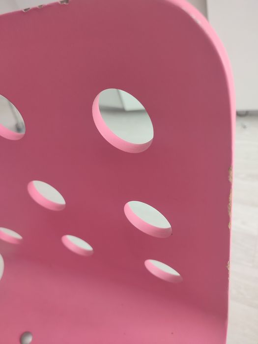 Różowe krzesło obrotowe do biurka