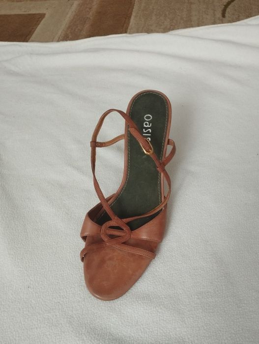 Босоніжки жіночі шкіряні фірми Oasis,нові,світло -коричневий колір