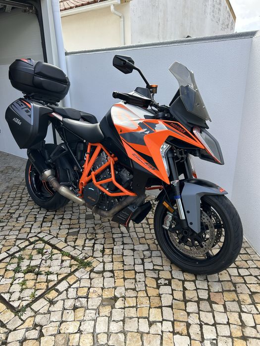 KTM 1290 Superduke GT de 2022 com extras!