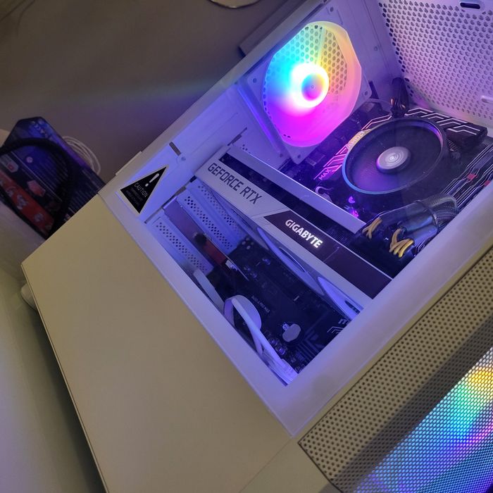 BIAŁY KOMPUTER RTX 3070 RYZEN 5 5600 ram 16gb  m2 512Gb SSD gamingowy