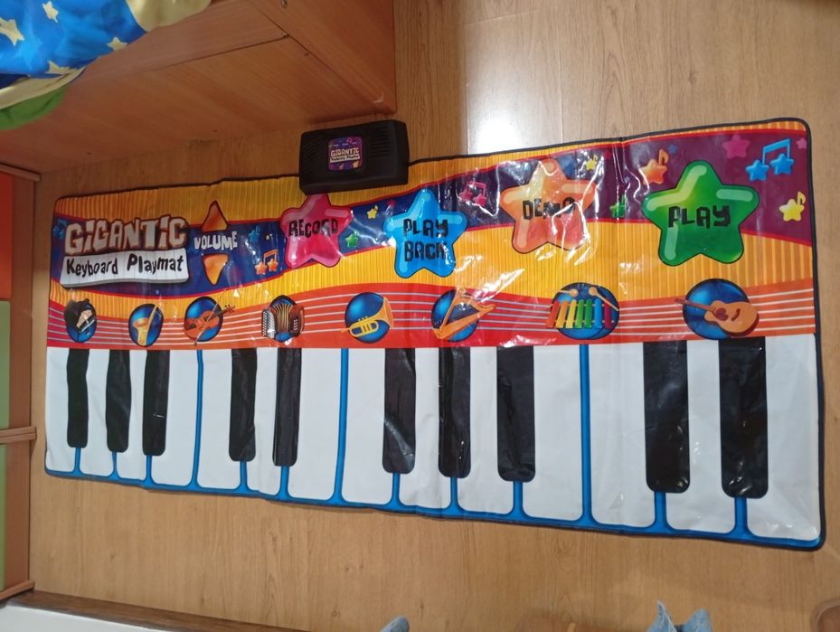 Piano de pés para crianças. A funcionar corretamente.