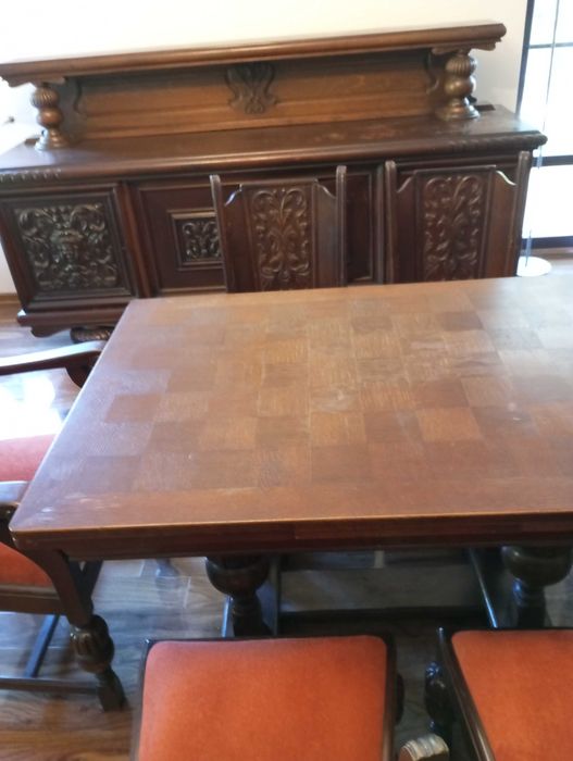 Wspaniały komplet mebli salonowych.