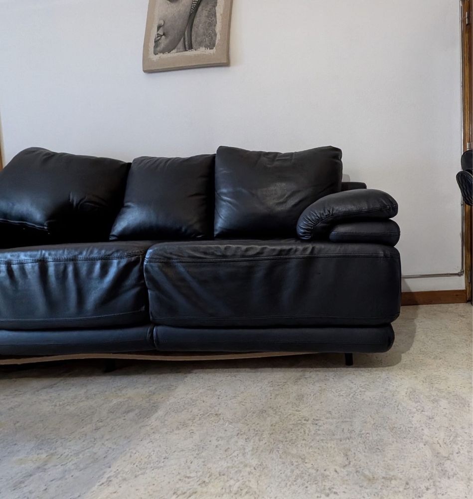 Sofá preto em pele