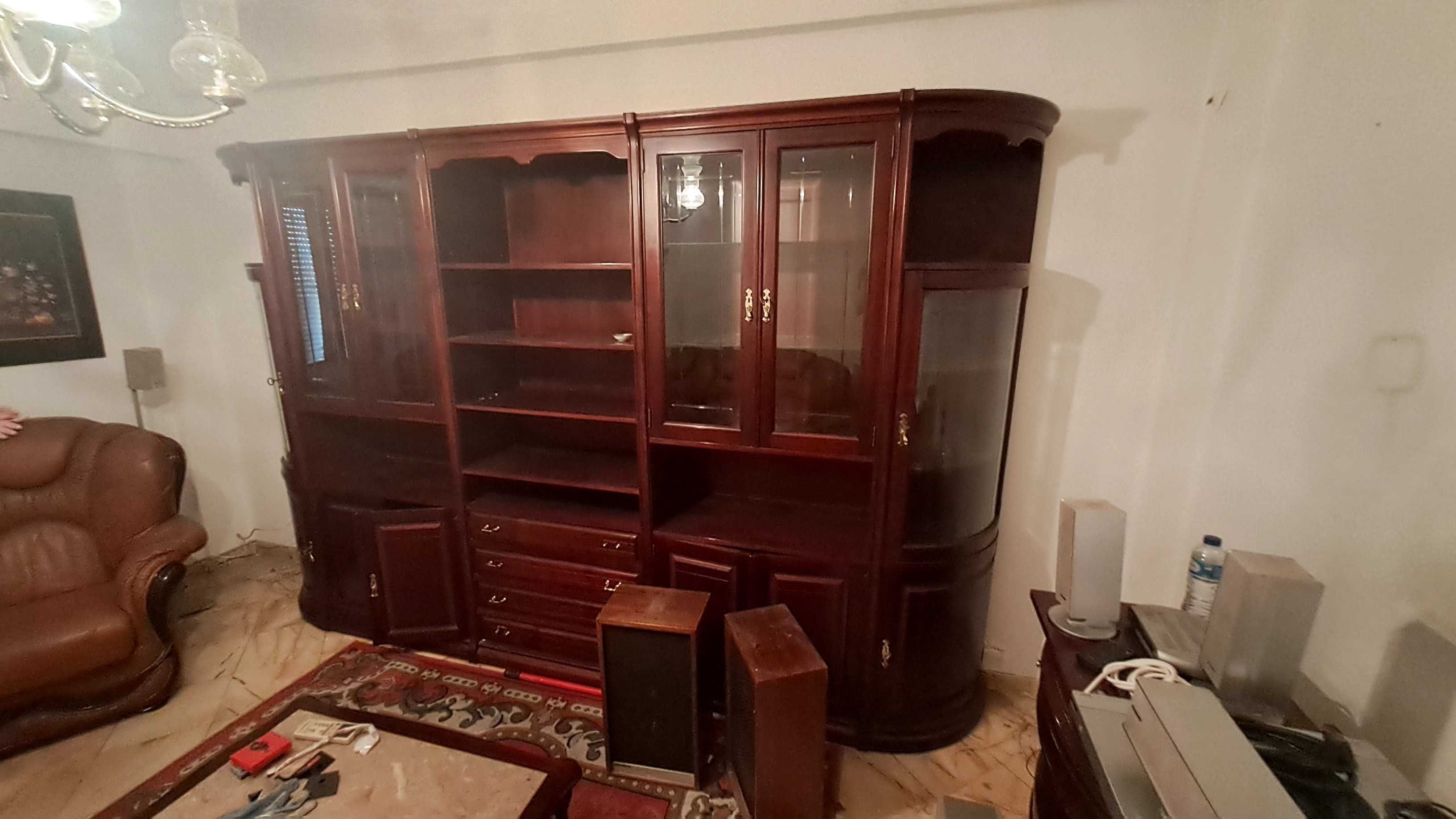 móvel de sala em madeira com cristaleira