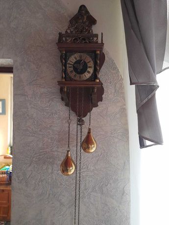 Zegar wiszący na ścianę