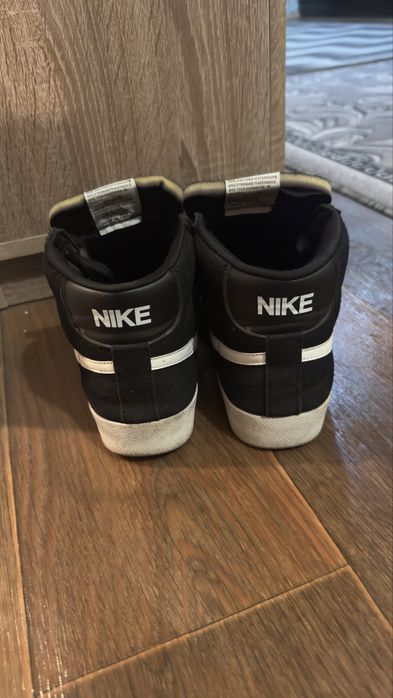 Кросівки жіночі