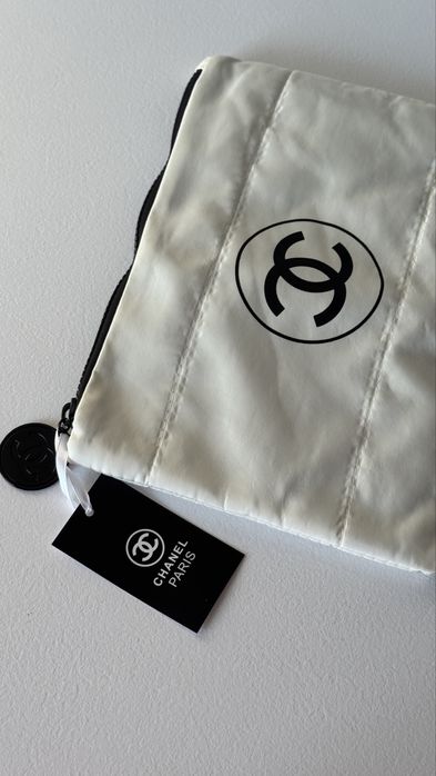 Kosmetyczka puchowa Chanel