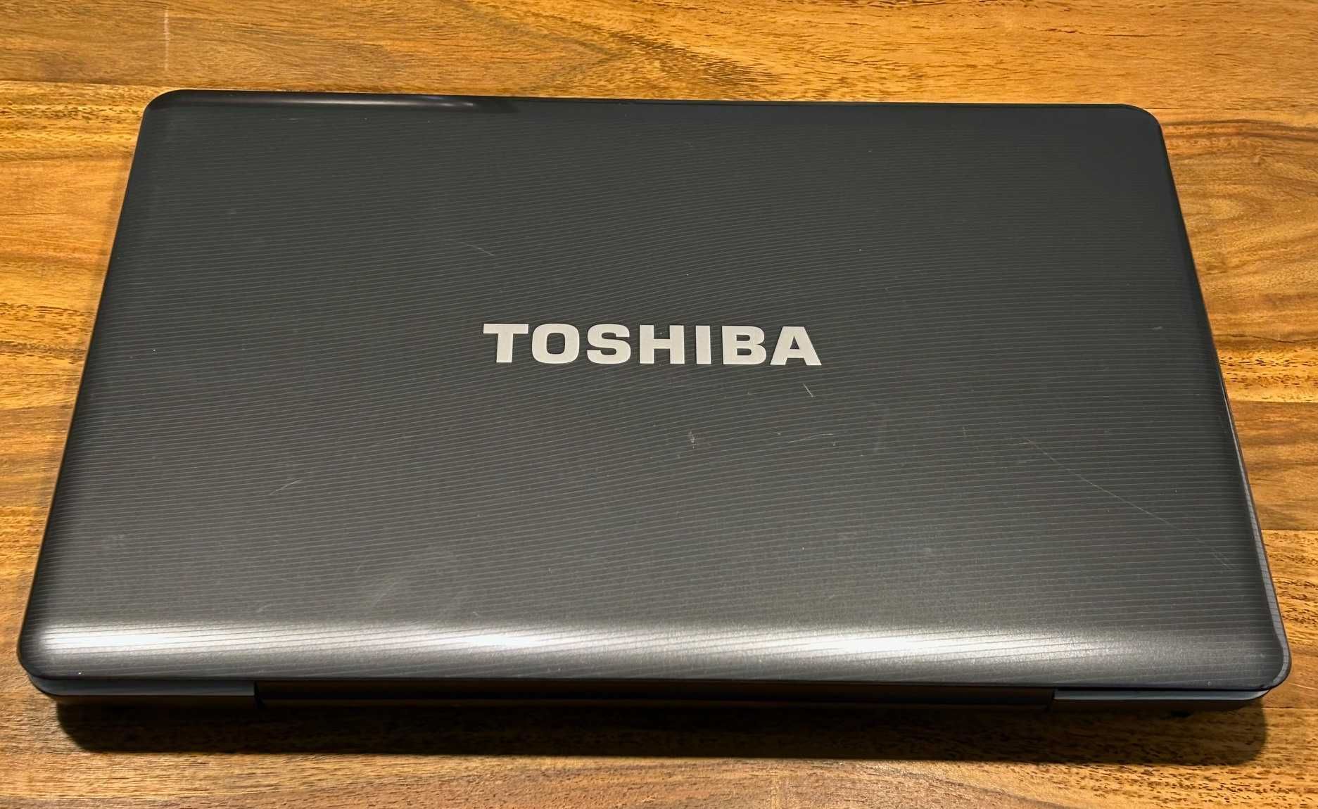 Laptop Toshiba Satellite 17" L550D - stan idealny - uszkodzony