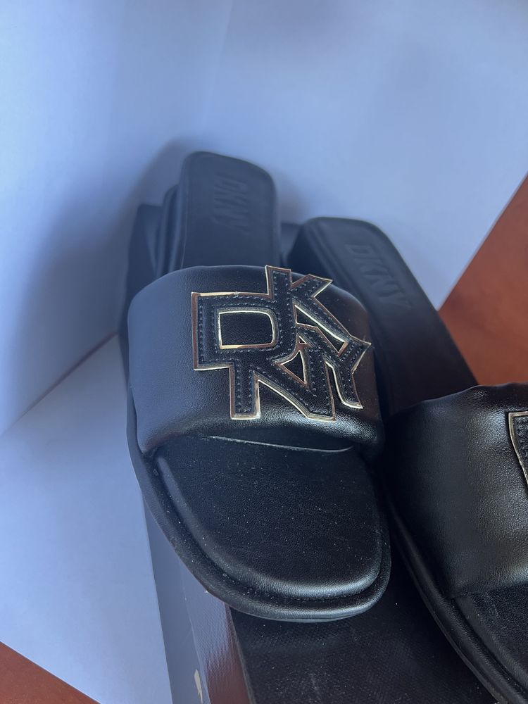 Klapki DKNY czarne skóra roz 41 na małej platformie oryginał