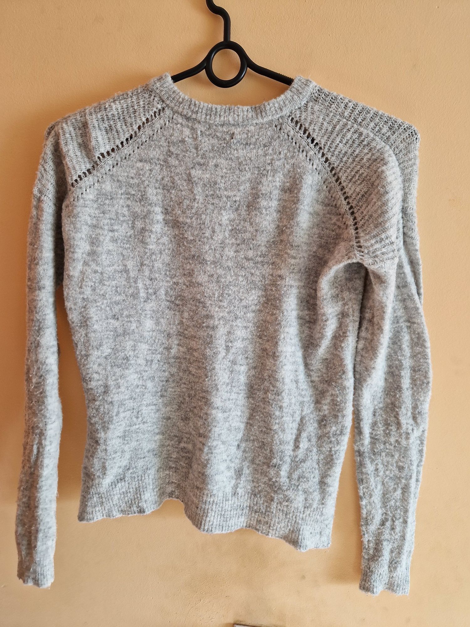 Sweter damski z dziurami cropp