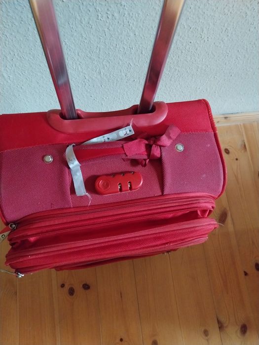 Solidna Walizka z kieszeniami