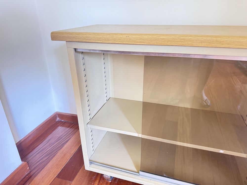 Movel de escritorio com portas em vidro