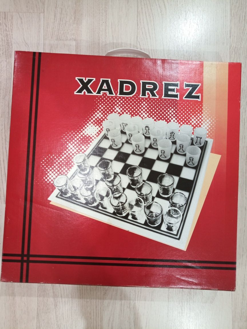 Tabuleiro de xadrez em vidro com copos de shot