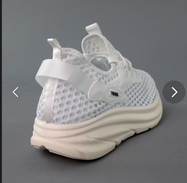 Білі літні кросівки