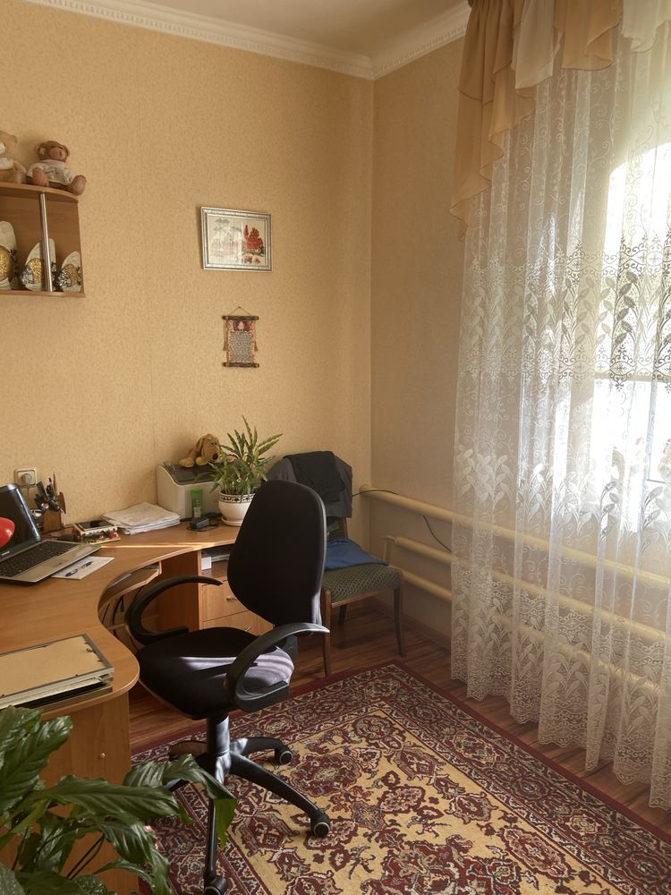 Продам затишний будинок біля водойми, 5 кімнат(3окремі), гараж на 2а/м