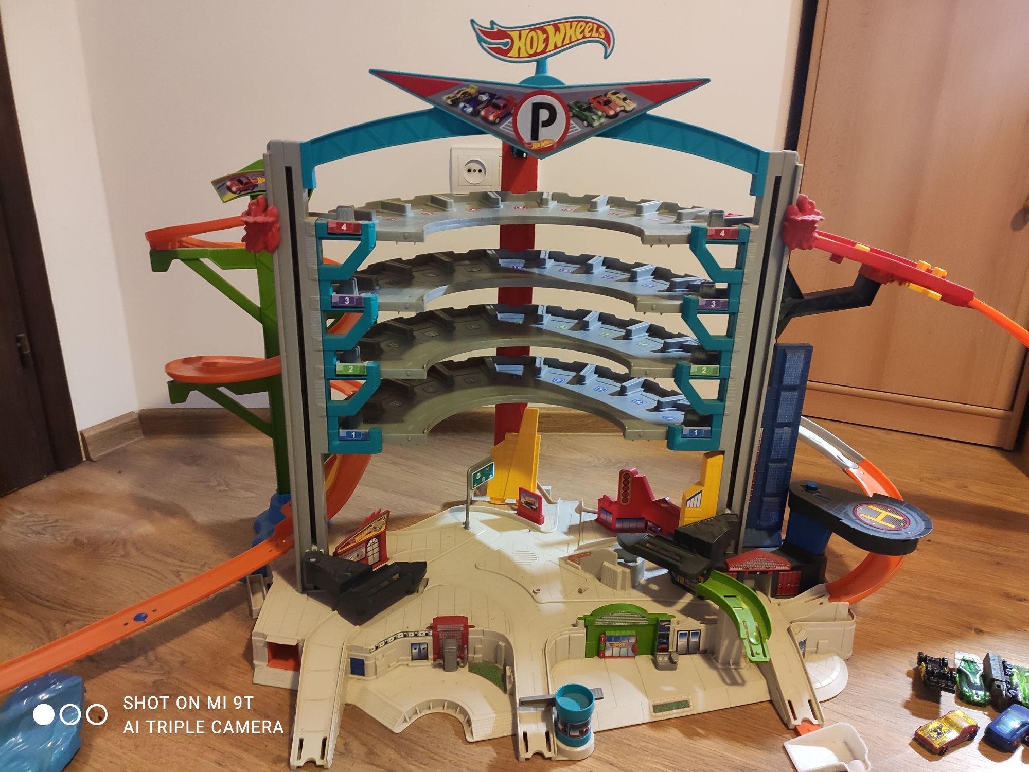 Garaż 4piętrowy Hot Wheels z rekinem