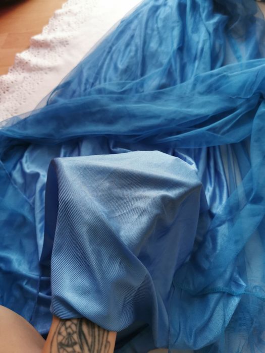 Długa maxi sukienka z koronkowym kwiatami