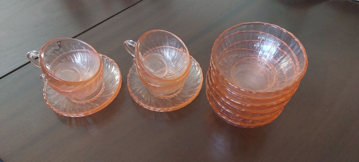 Loiça rosa transparente, 6 taças e 4 chávenas com pires de café