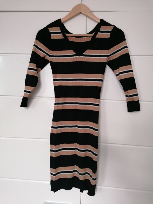 Sweterkowa sukienka w paski z dekoltem V r. M/L