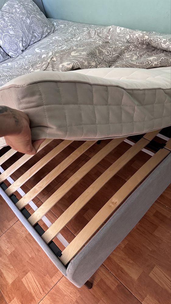 Cama de casal em bom estado