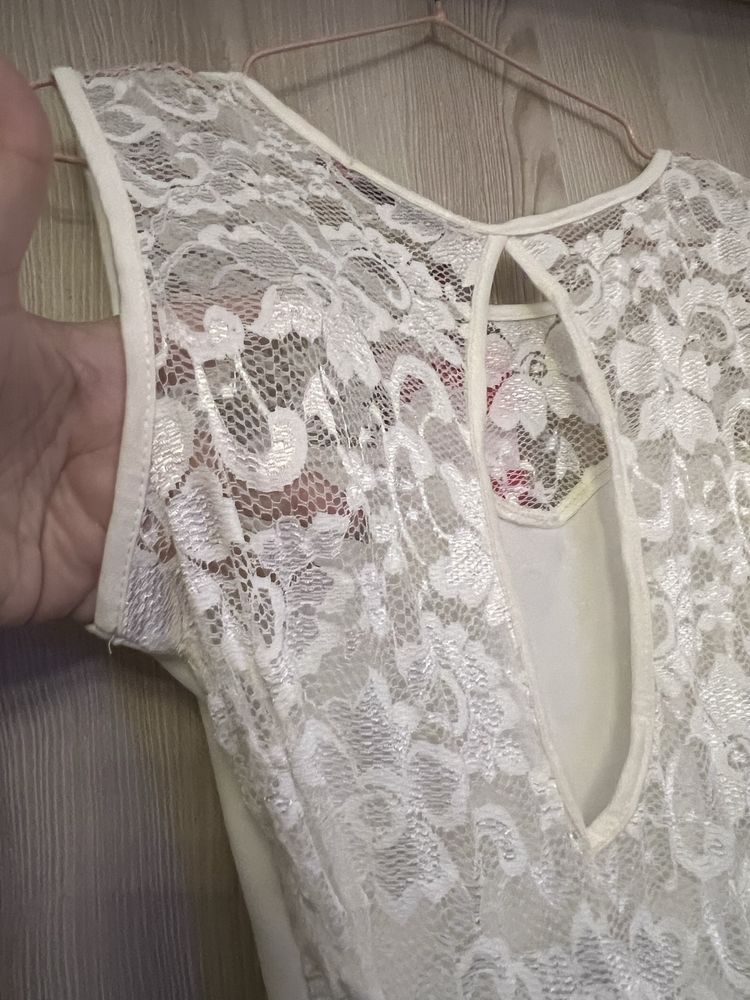 Vestido Boohoo branco com renda e cinto