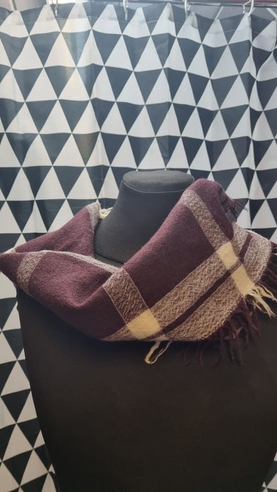 Wełniana apaszka w brązową kratę.