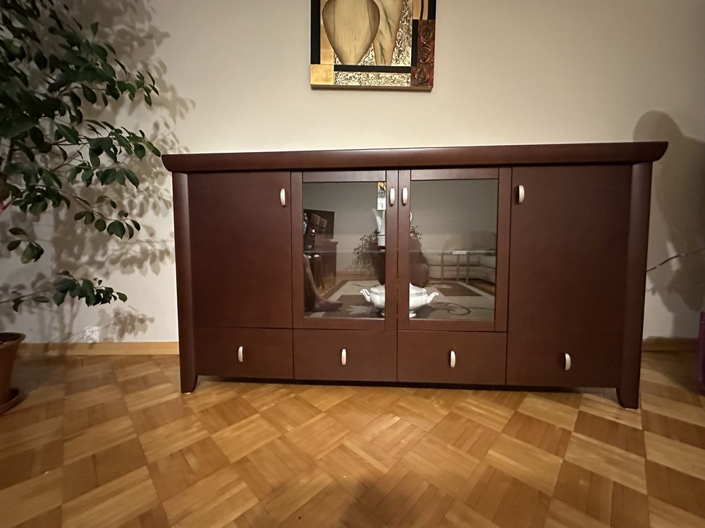 Komplet mebli wraz ze stołem i krzesłami