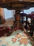 4 Cadeiras de sala antiga em pele em bom estado.